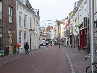 851531 Gezicht op de vanwege de tweede 'complete' lockdown vrijwel verlaten Voorstraat te Utrecht op zaterdagochtend, ...